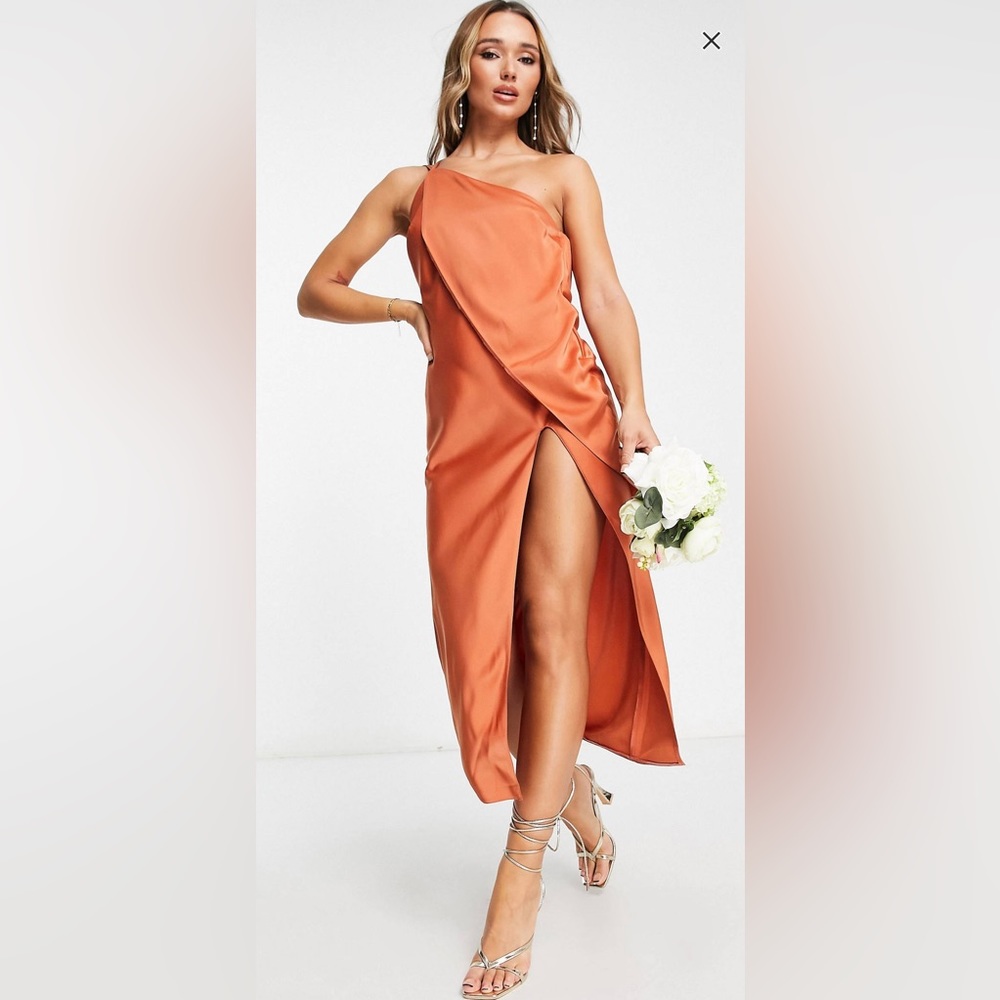 Satin-style fabric: glossy, drapey and silky-smooth

97% Polyester, 3% Elastane.